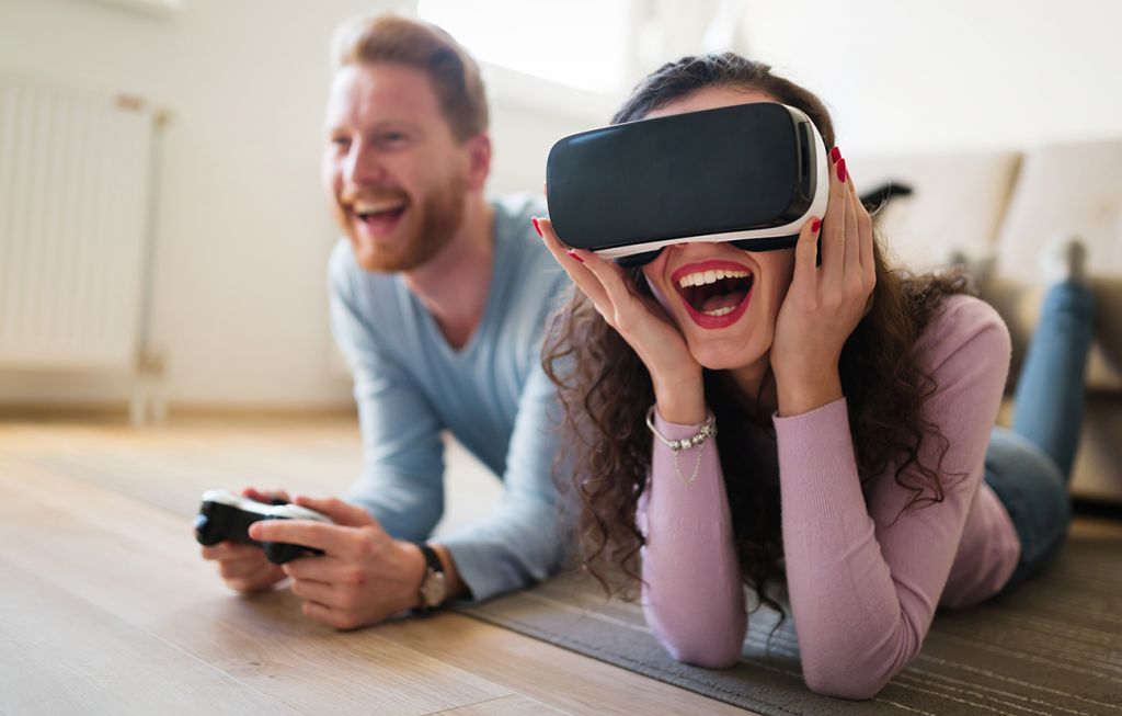 hombre y mujer probando gafas de realidad virtual